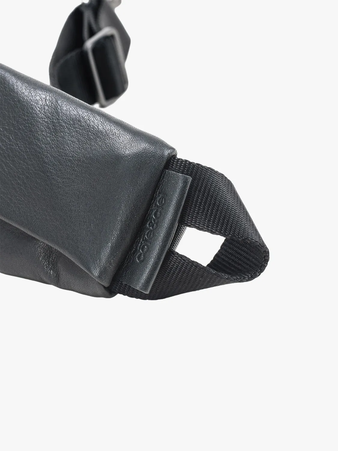 côte&ciel Adda Alias Leather crossbody taske sort 2,2L læder