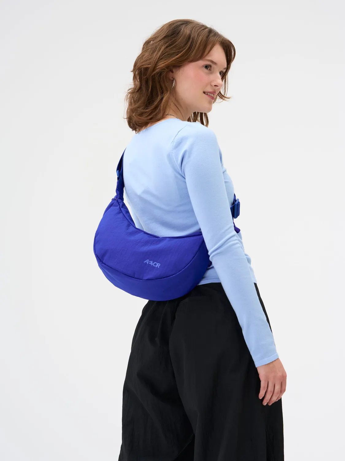 Aevor Sling Bag Small slingtaske 4 liter Electric Blue