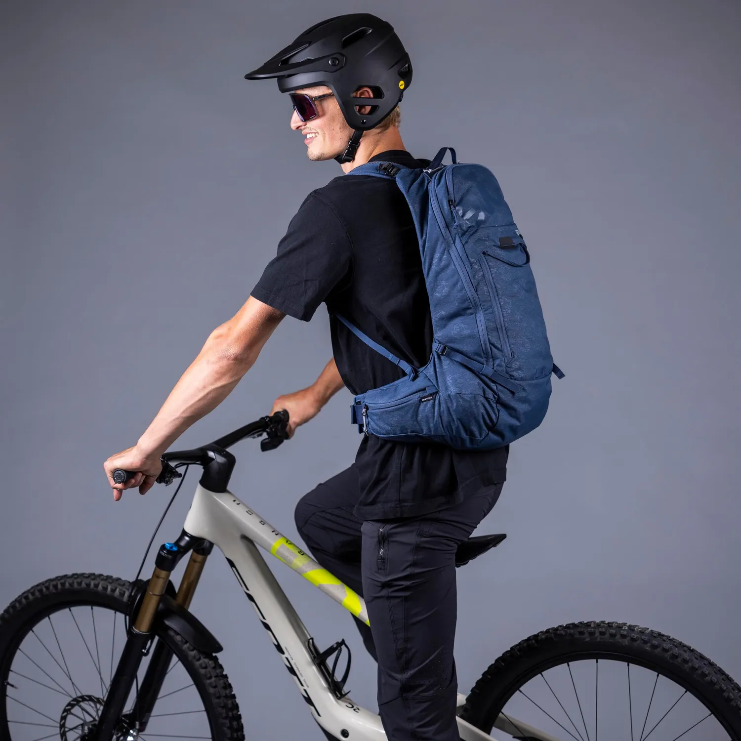 Evoc Trail Pro 16 rygsæk 16 liter med beskytter