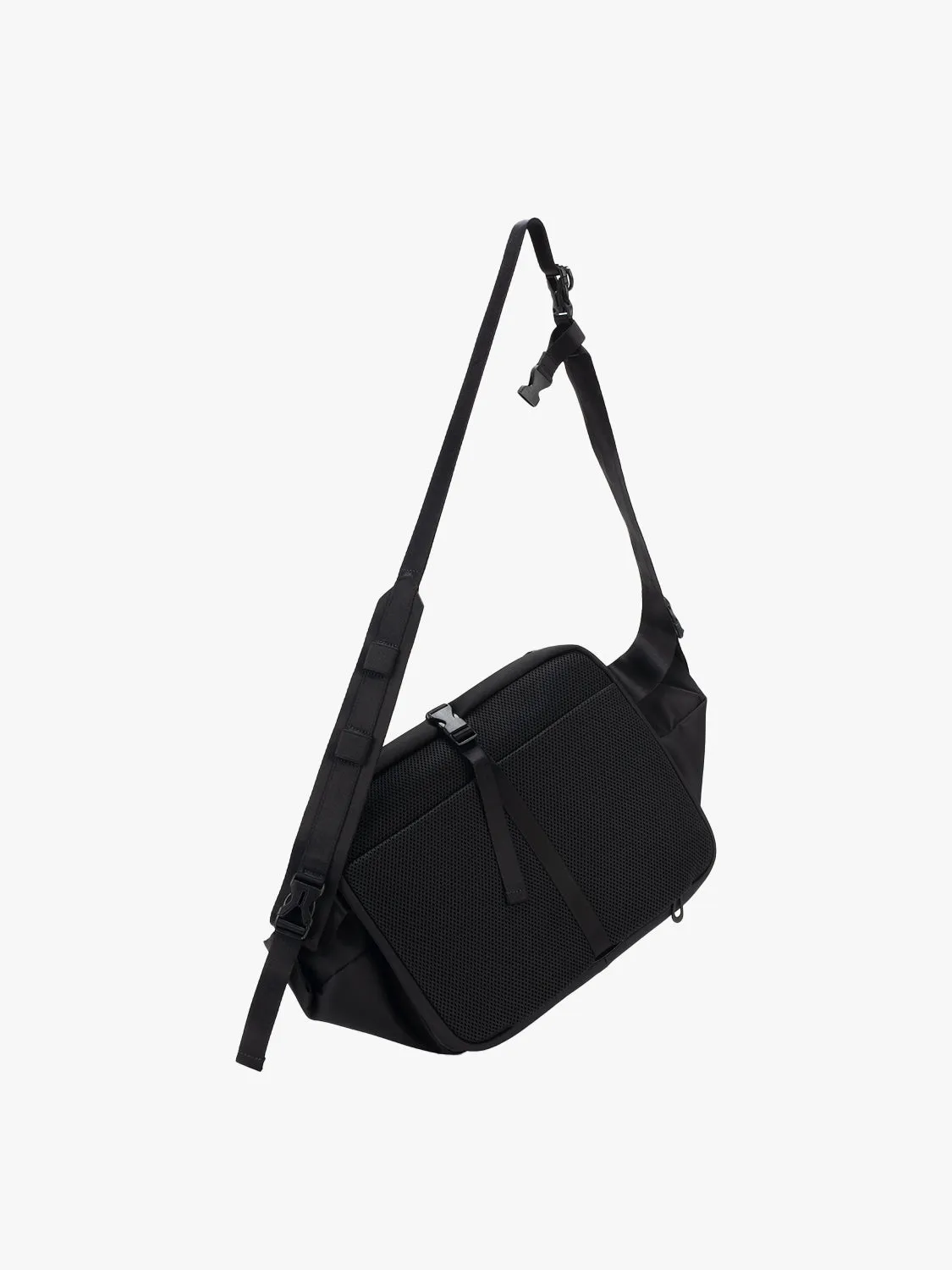 côte&ciel Isarau L Sleek Black sling 14,5 liter laptop 14"