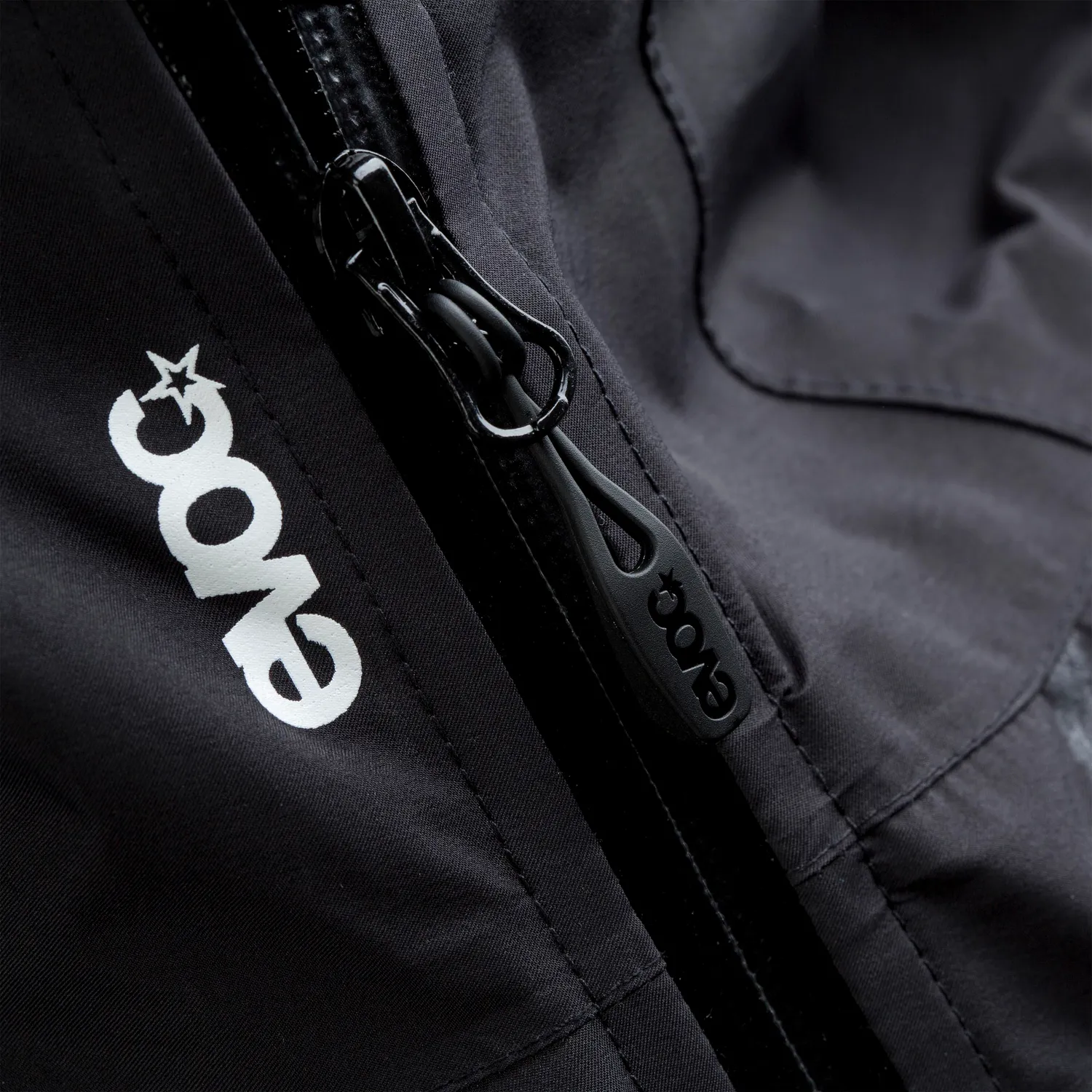 Evoc Shield Jacket jakke sort vind- og vandtæt