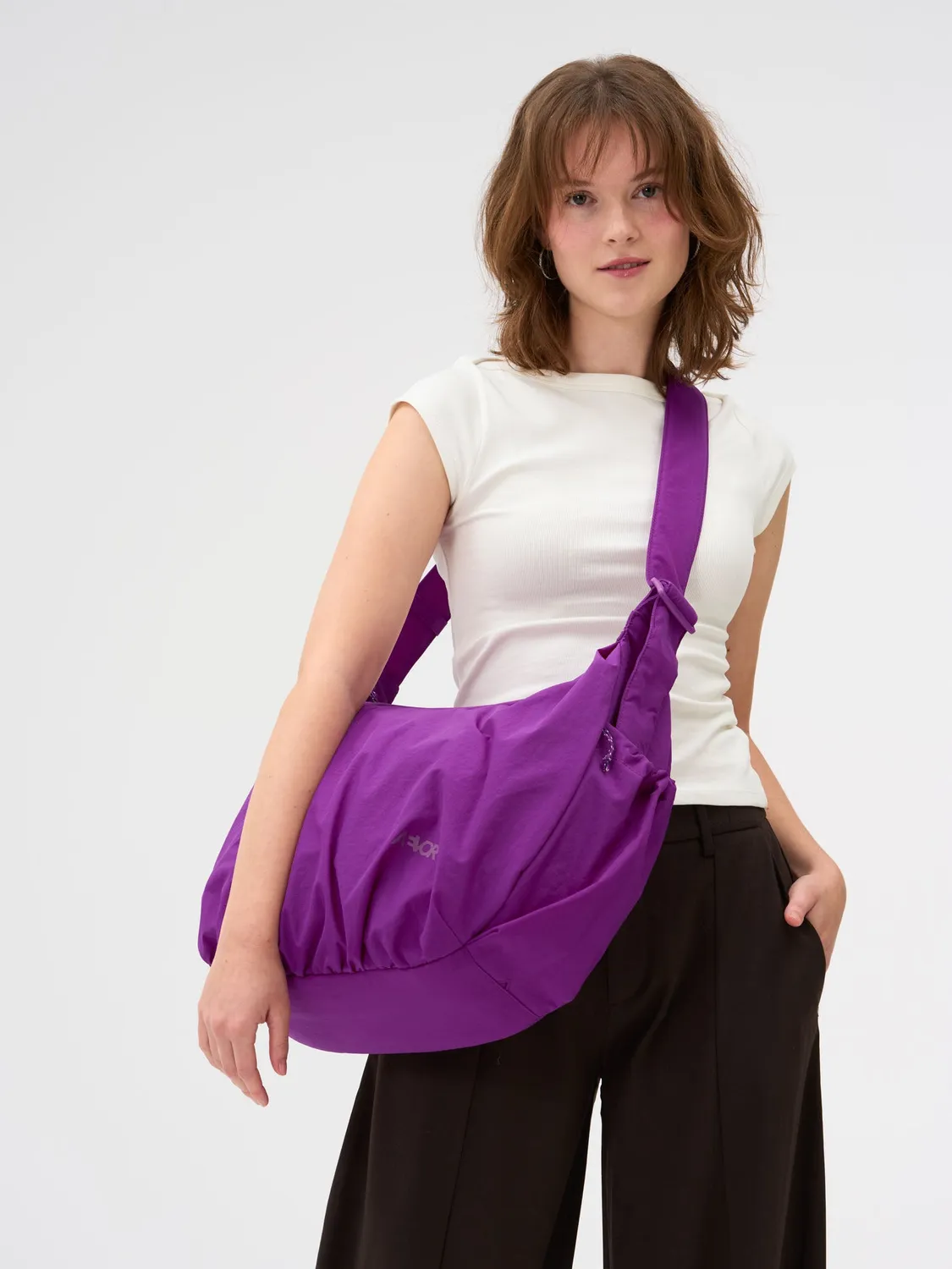 Aevor Slouchy Bag skuldertaske fuchsia 23 liter