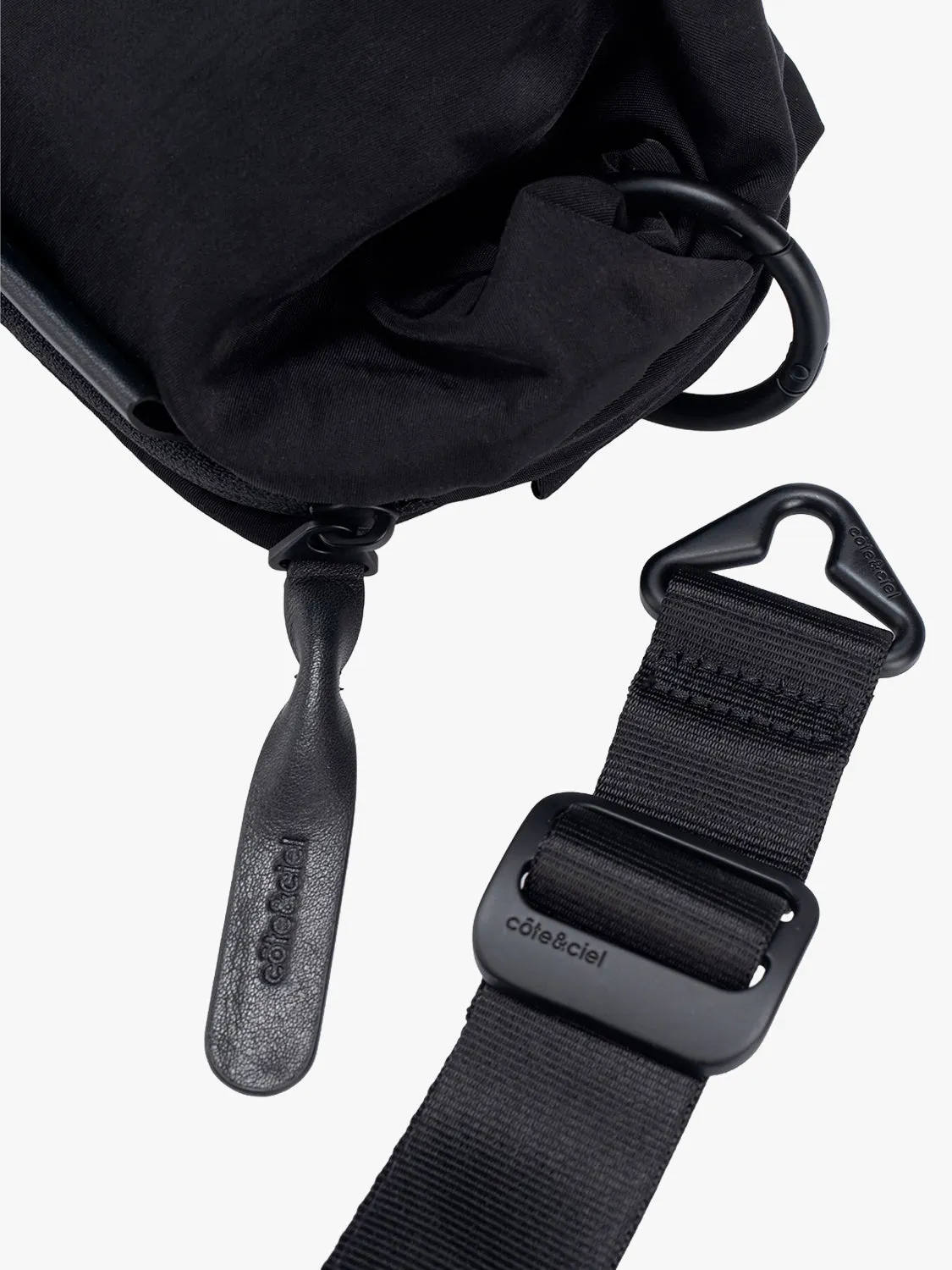 côte&ciel Nestos crossbody taske Smooth Black vandafvisende