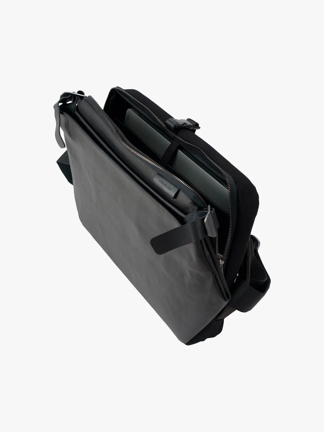 côte&ciel Riss Coated Canvas Black skuldertaske sort vandafvisende