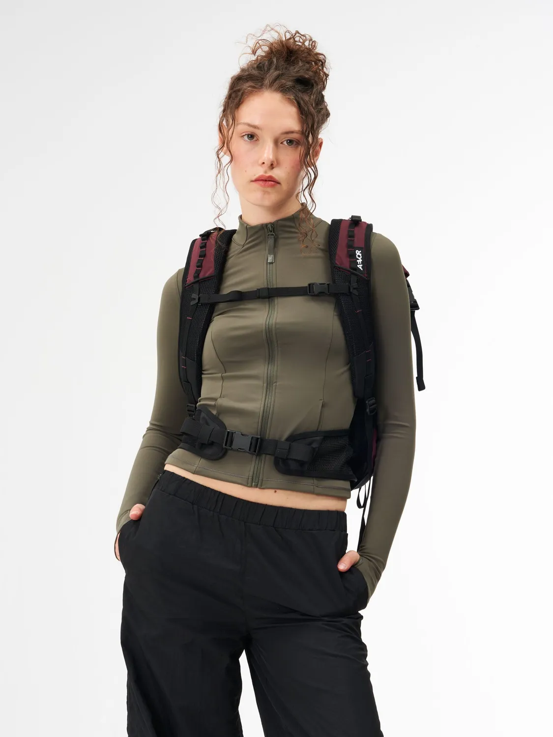 Aevor Active Pack rygsæk bordeaux med regnslag