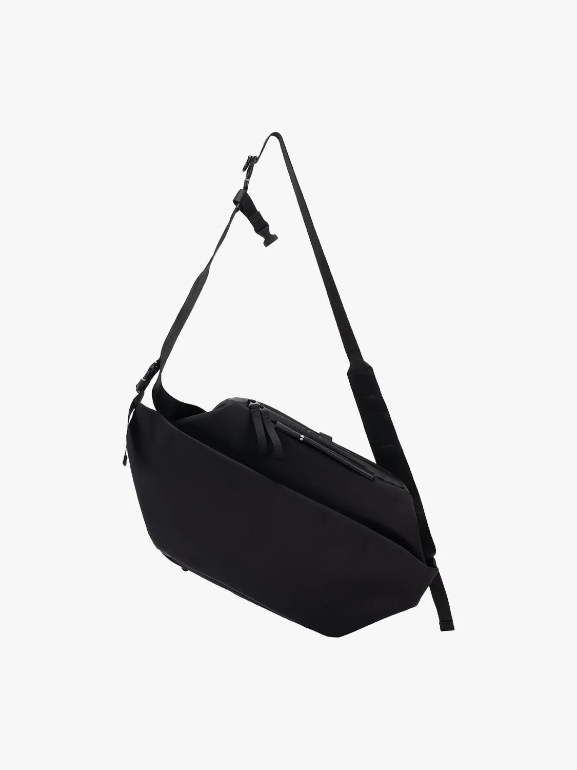 côte&ciel Isarau L Sleek Black sling 14,5 liter laptop 14"