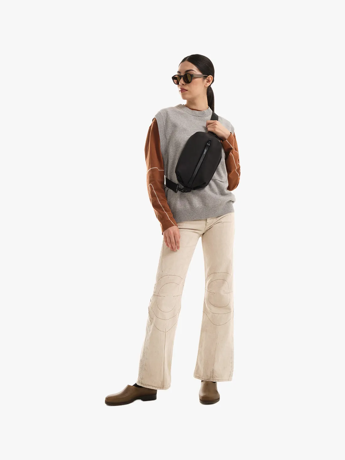 côte&ciel Ens Sleek Black crossbody taske 3,5 liter