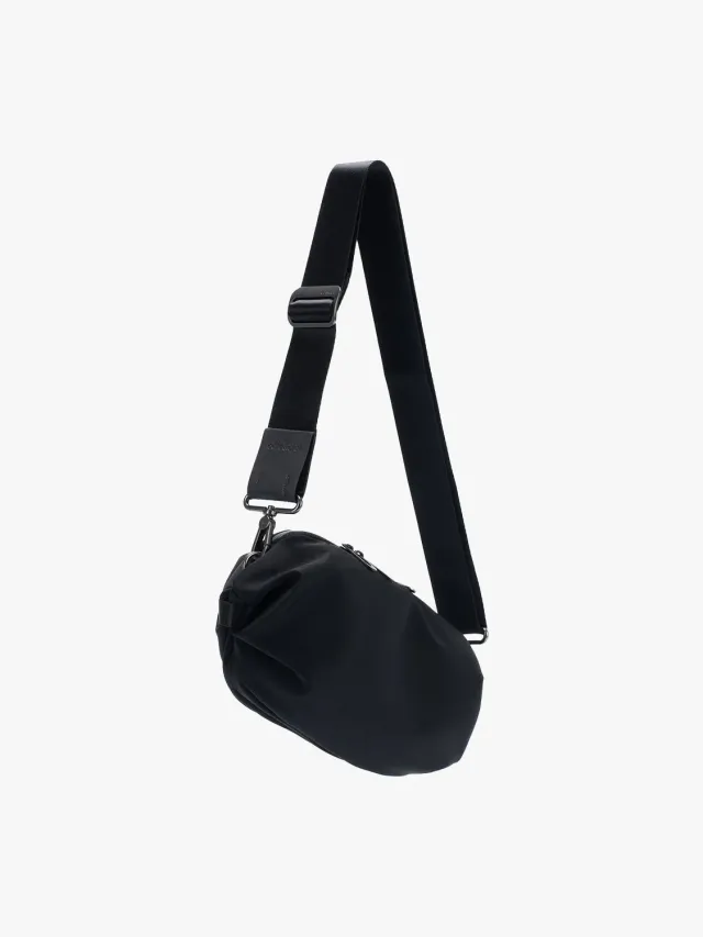 côte&ciel Mesta Onyx Black crossbody taske 4L sort