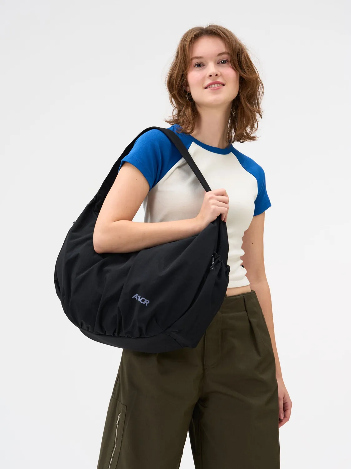 Aevor Slouchy Bag skuldertaske sort 23 liter laptop