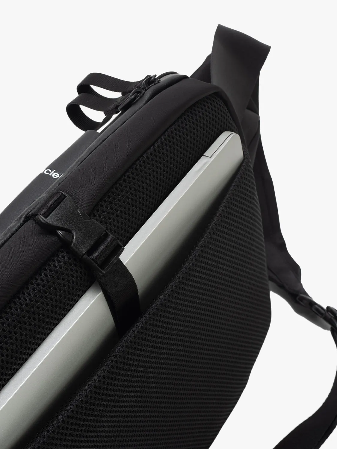 côte&ciel Isarau L Sleek Black sling 14,5 liter laptop 14"