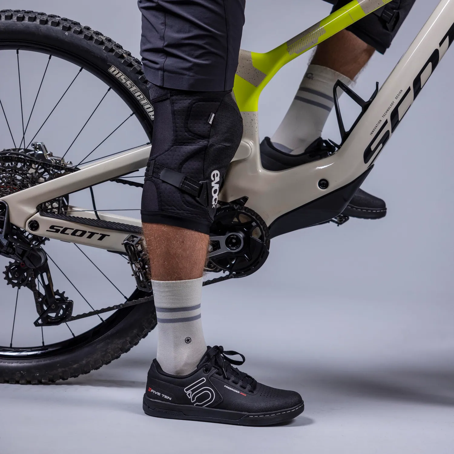 Evoc Knee Protector LS Flex Enduro knæbeskytter sort level 2
