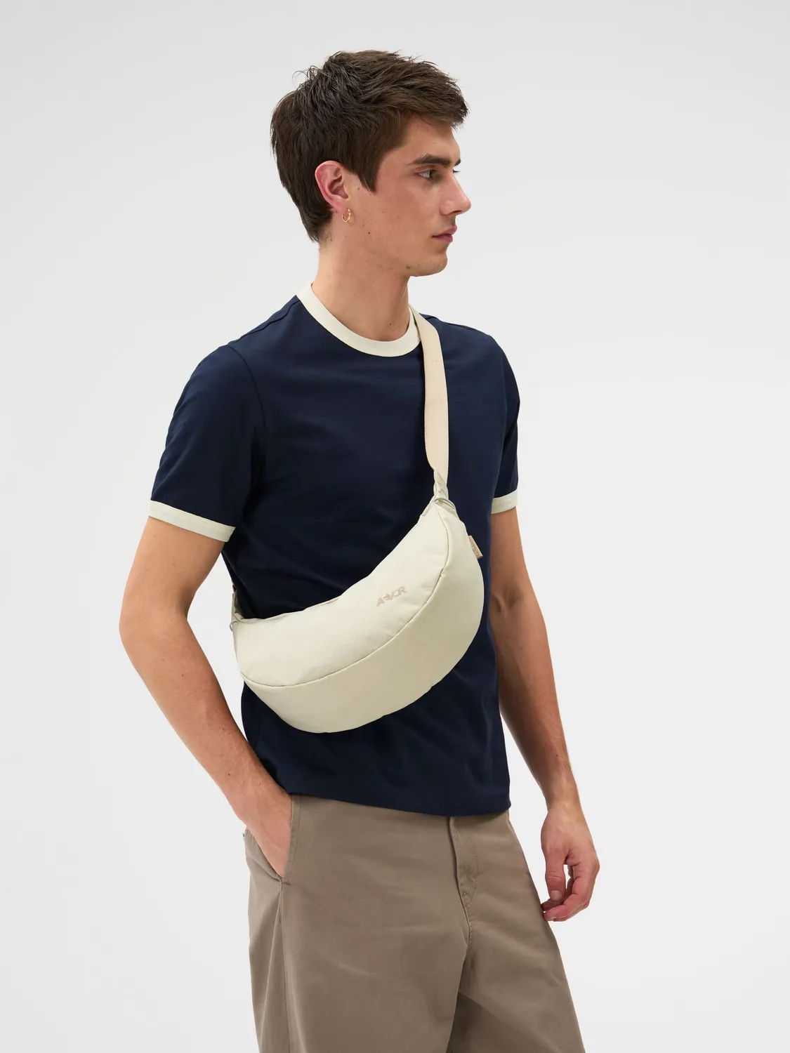 Aevor Sling Bag Small skuldertaske 4L Off-White