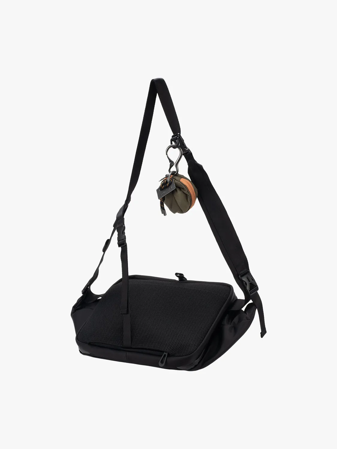 côte&ciel Isarau L Sleek Black sling 14,5 liter laptop 14"