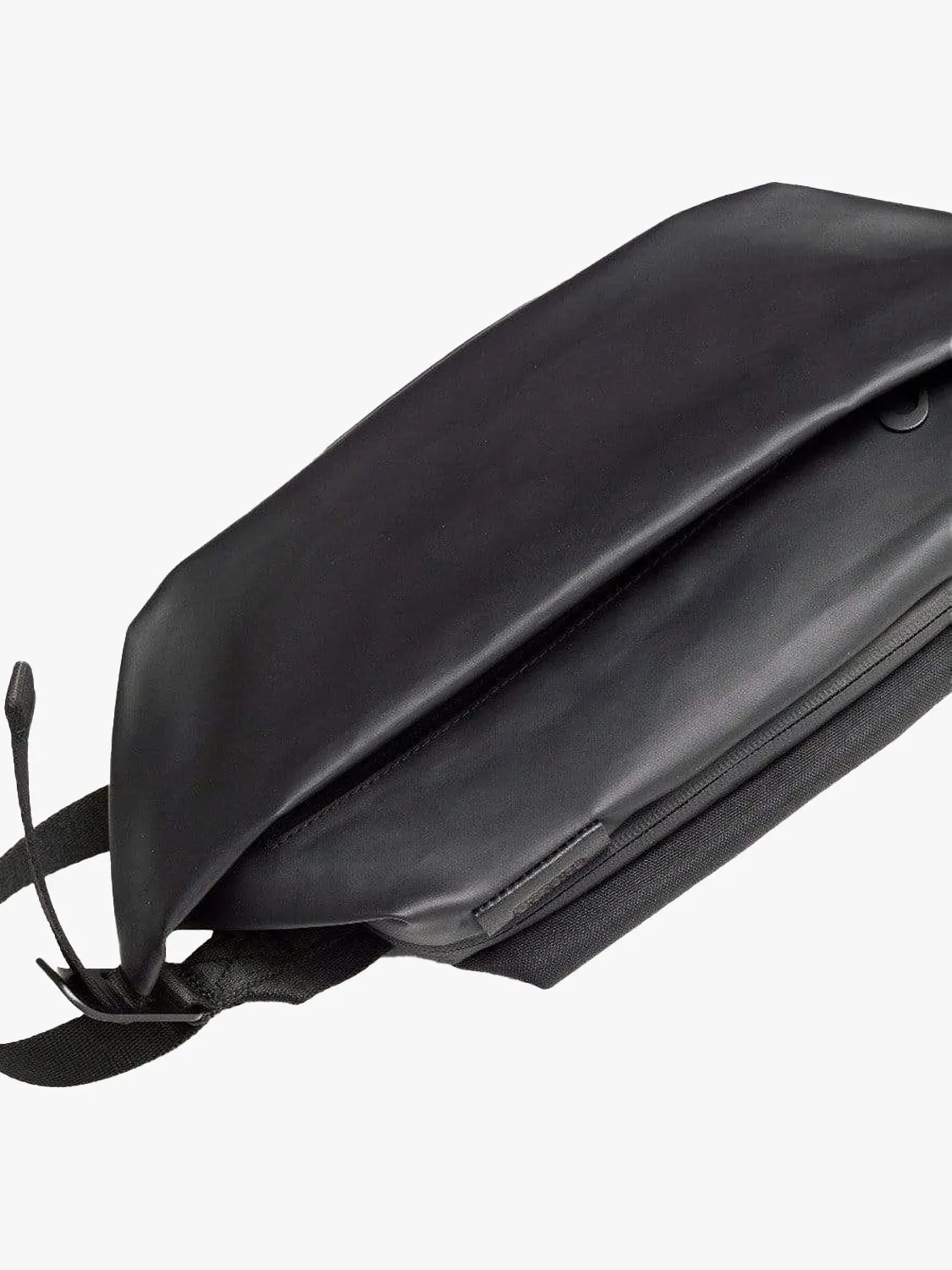 côte&ciel Isarau S Obsidian Black skuldertaske sort