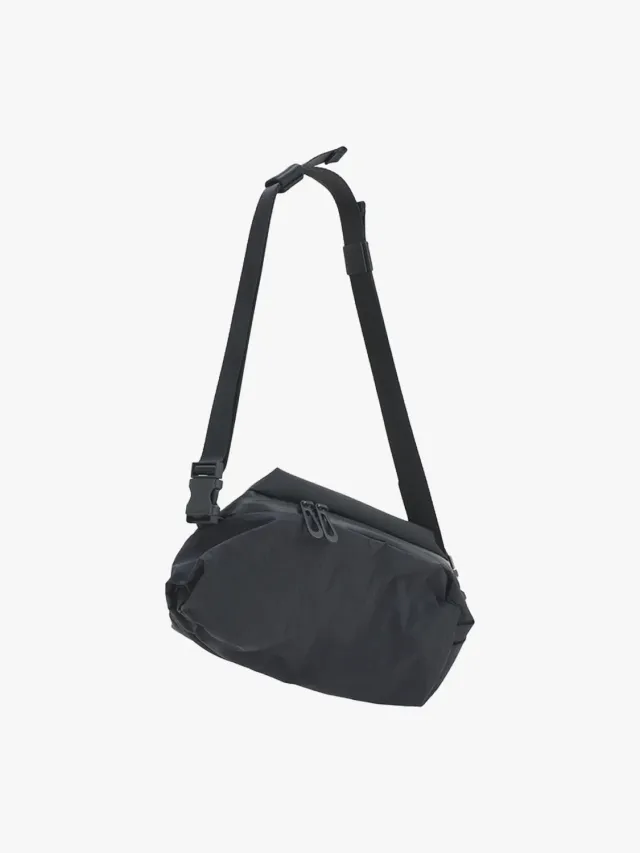 côte&ciel Neda Komatsu Onibegie bæltetaske sort 3L showerproof