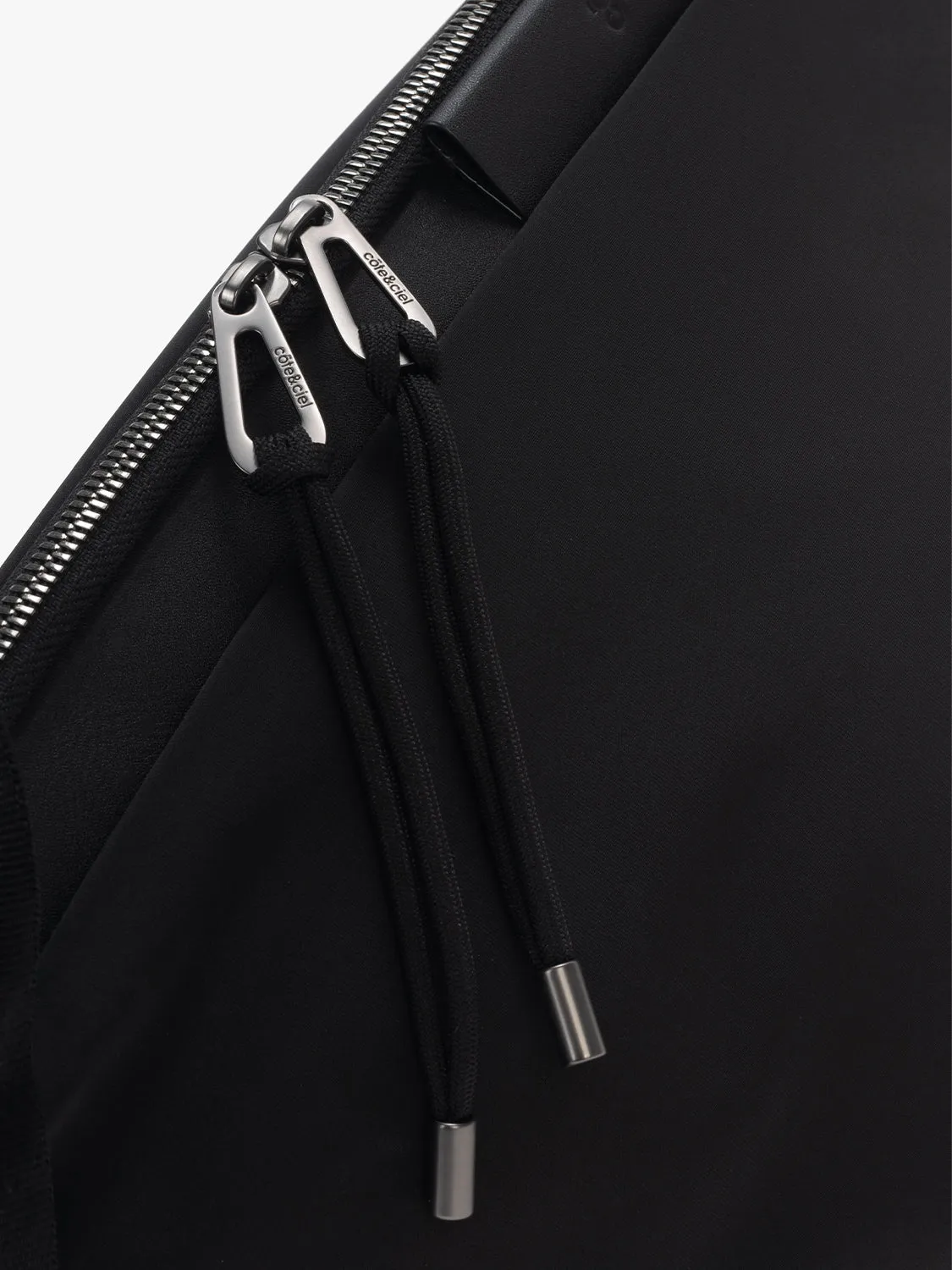 côte&ciel Orne Onyx Black skuldertaske 10 liter