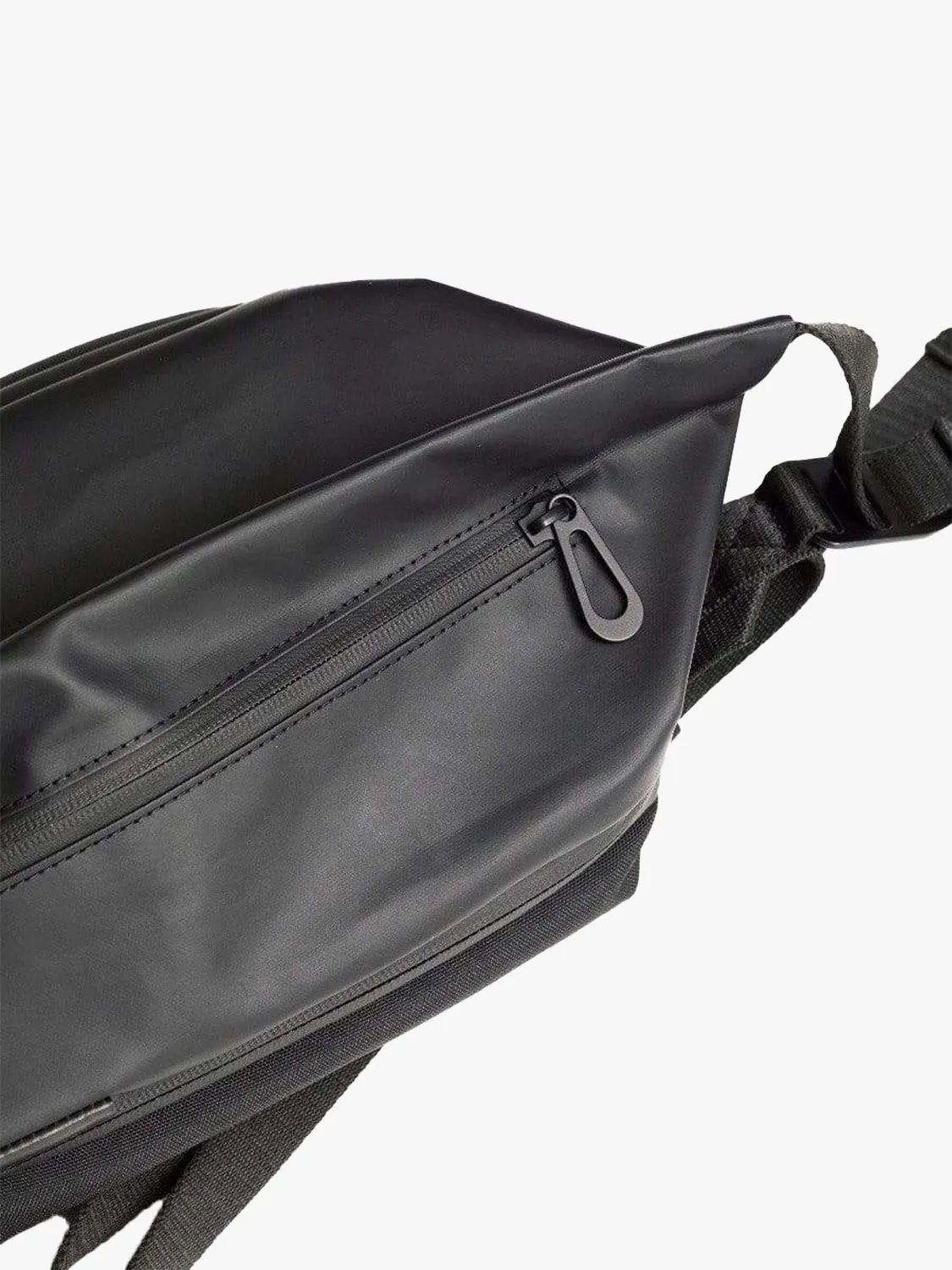 côte&ciel Isarau S Obsidian Black skuldertaske sort