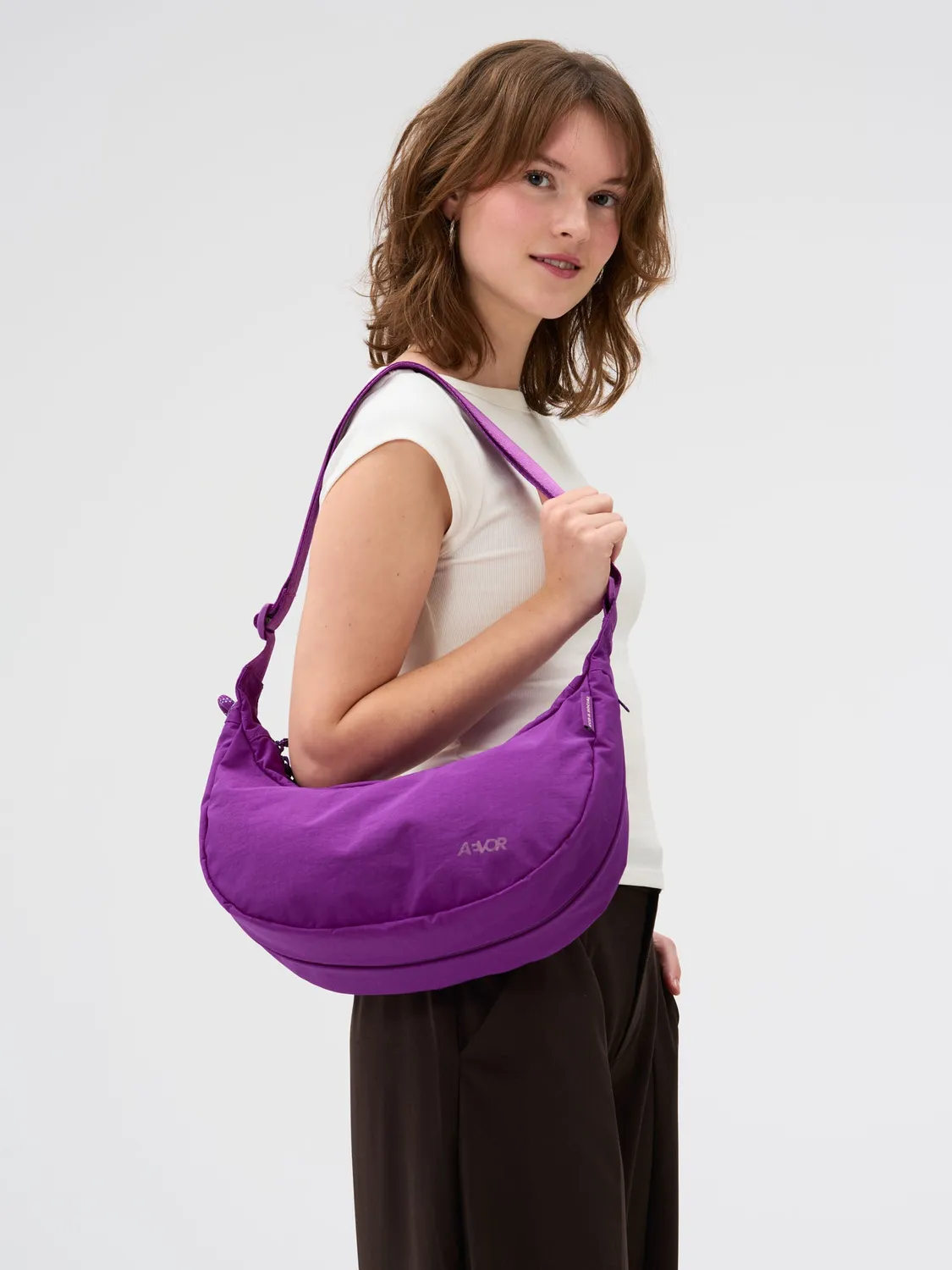 Aevor Sling Bag skuldertaske Electric Fuchsia 5,5 liter