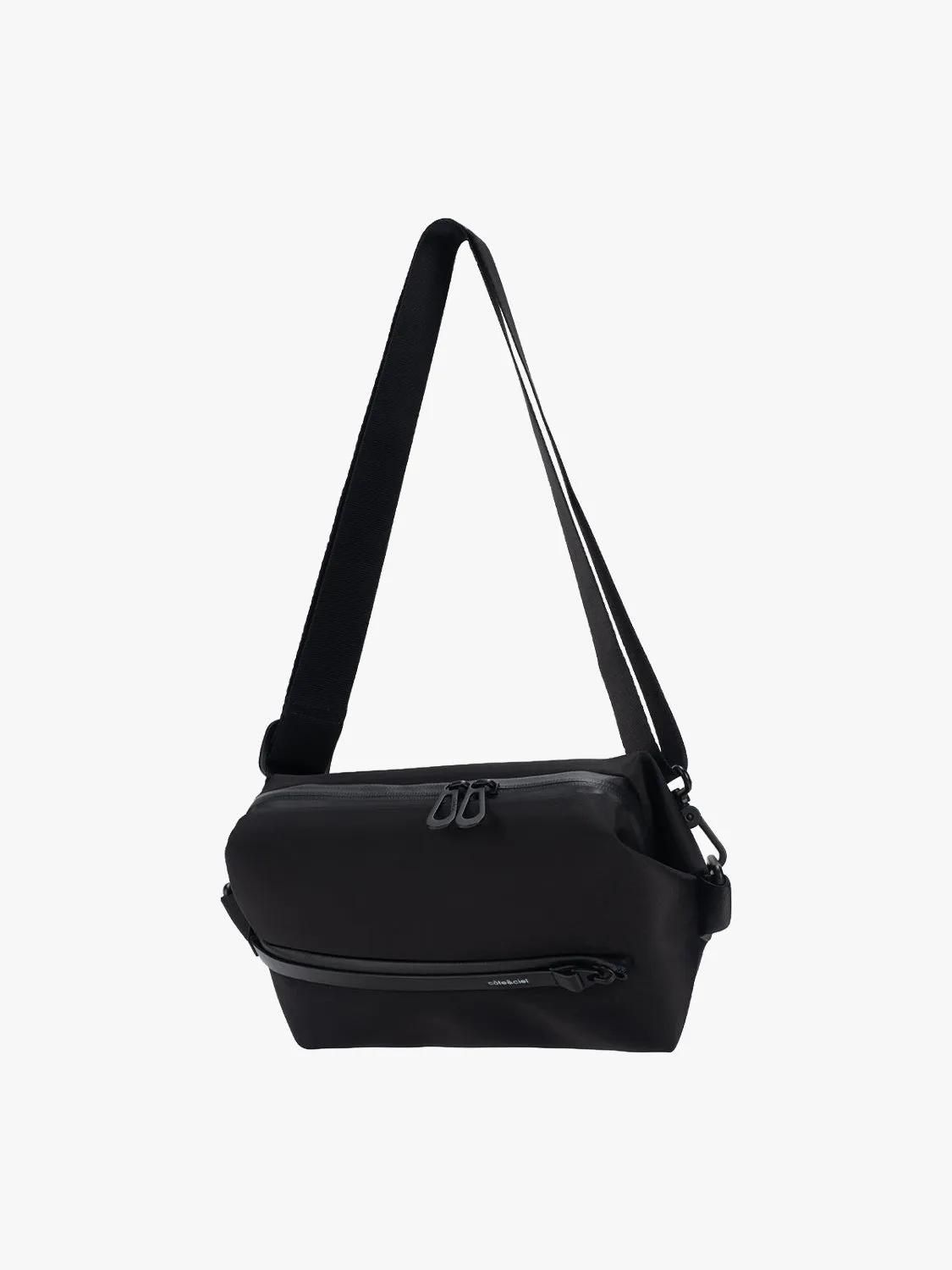 côte&ciel Ens Sleek Black crossbody taske 3,5 liter