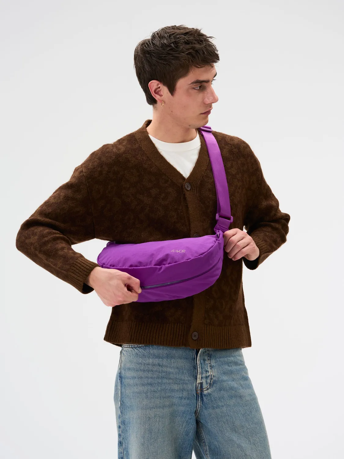 Aevor Sling Bag skuldertaske Electric Fuchsia 5,5 liter