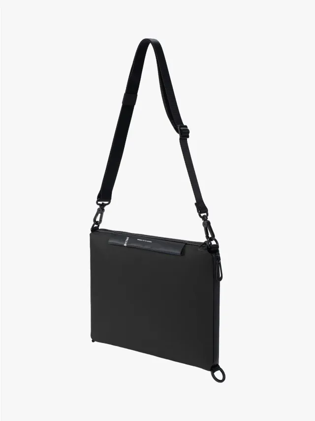 côte&ciel Inn M Sleek Black skuldertaske 4L