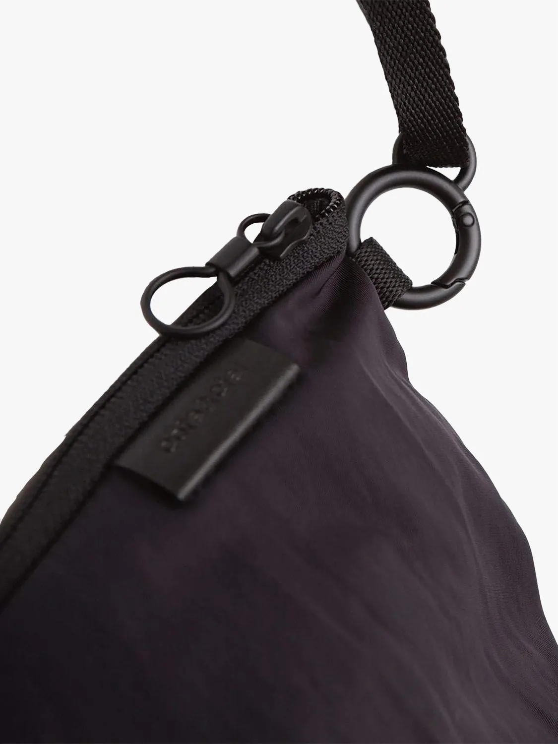 côte&ciel Orba Creased Black skuldertaske 5 liter