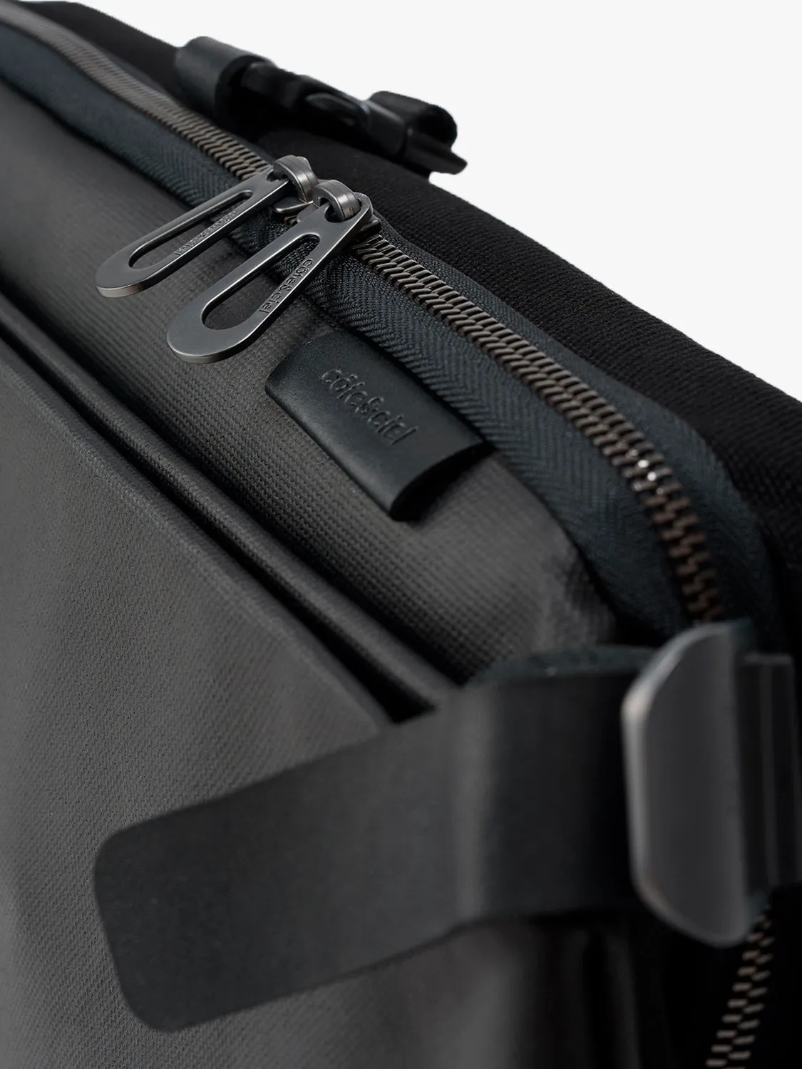 côte&ciel Riss Coated Canvas Black skuldertaske sort vandafvisende