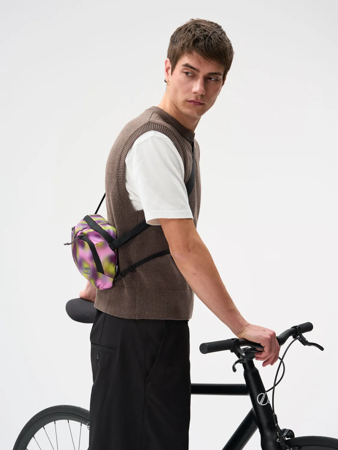 Aevor Sacoche Bag skuldertaske Ripstop Psychedelic Slush 4 liter