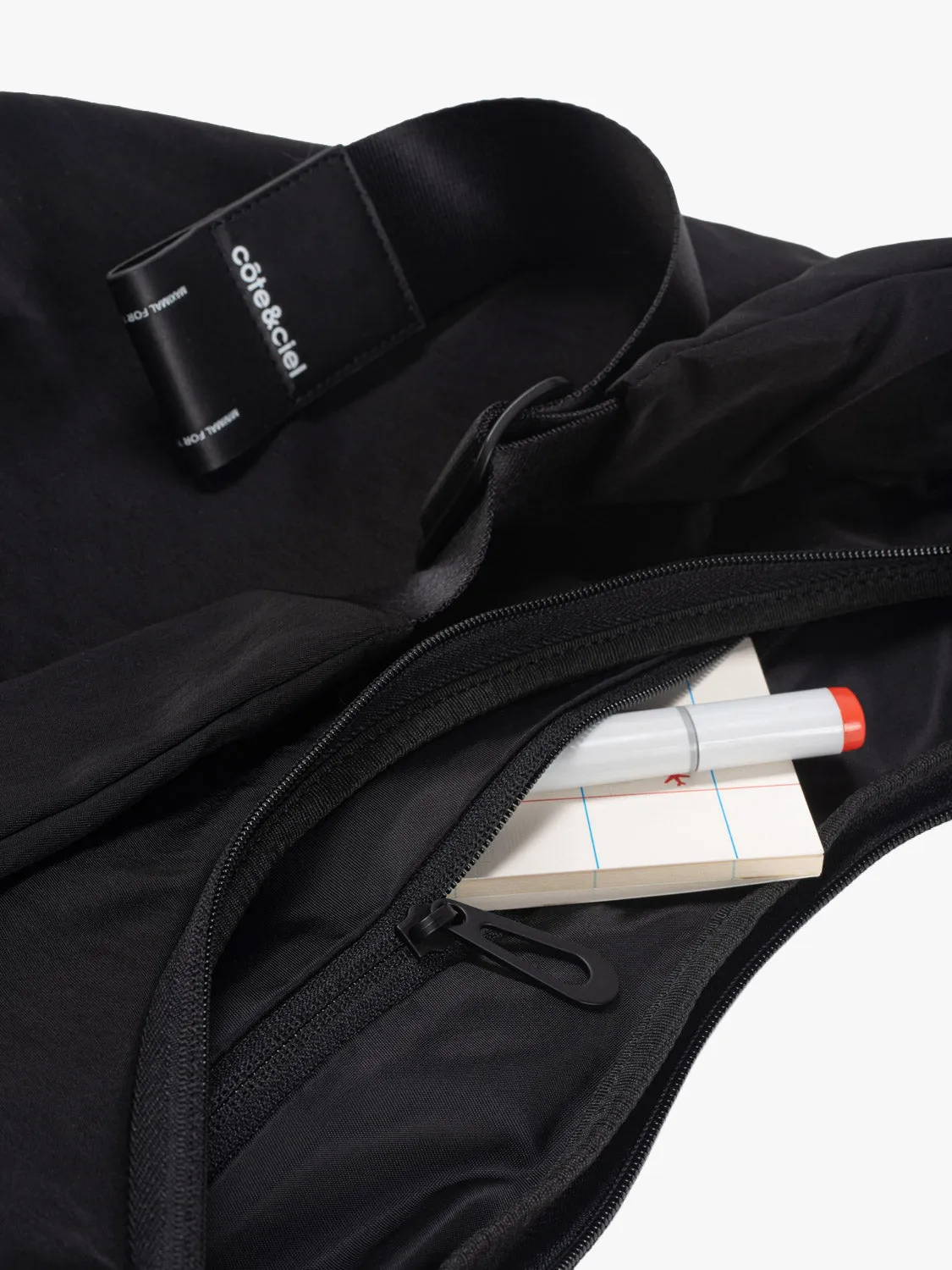 côte&ciel Hyco S skuldertaske 14L sort vandafvisende