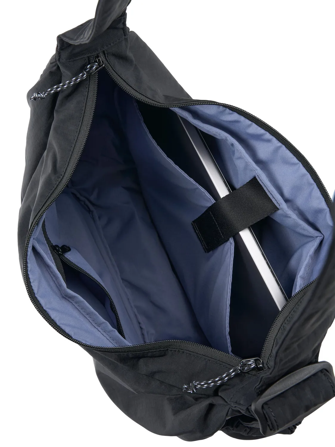 Aevor Slouchy Bag skuldertaske sort 23 liter laptop