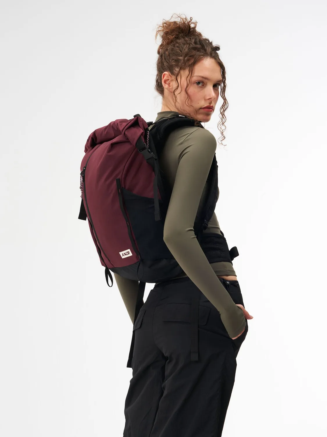 Aevor Active Pack rygsæk bordeaux med regnslag