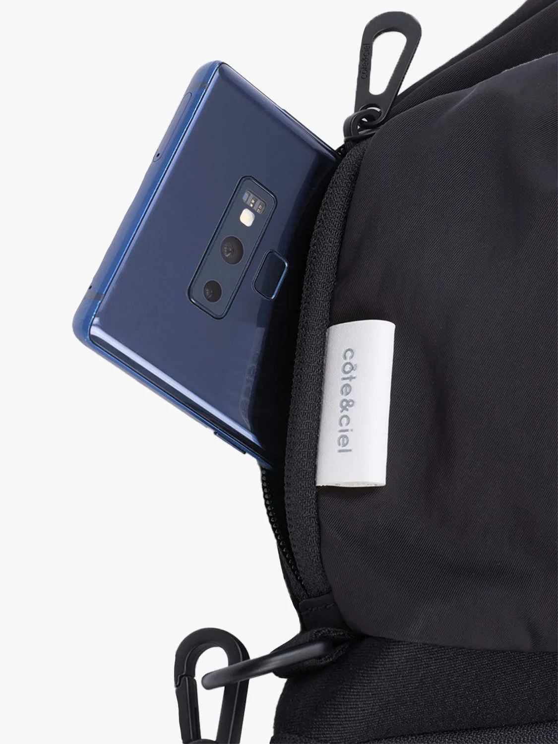 côte&ciel Orne Smooth crossbodytaske 6L sort
