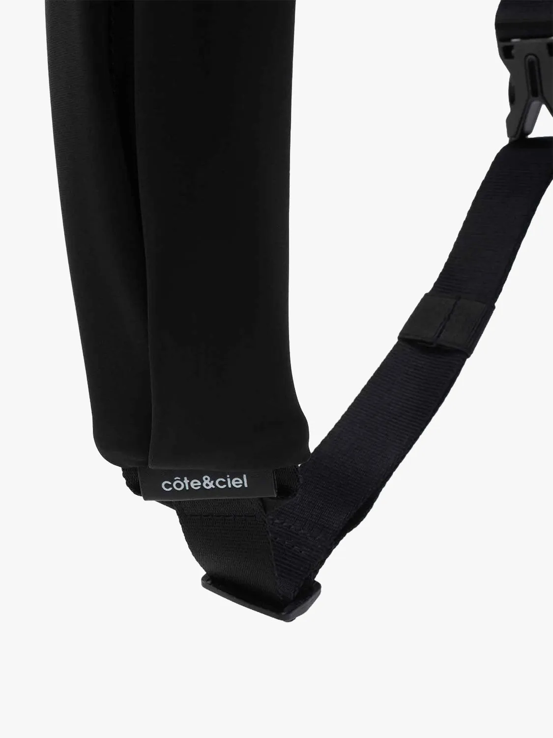 côte&ciel Adda Sleek Black bæltetaske crossbody rem