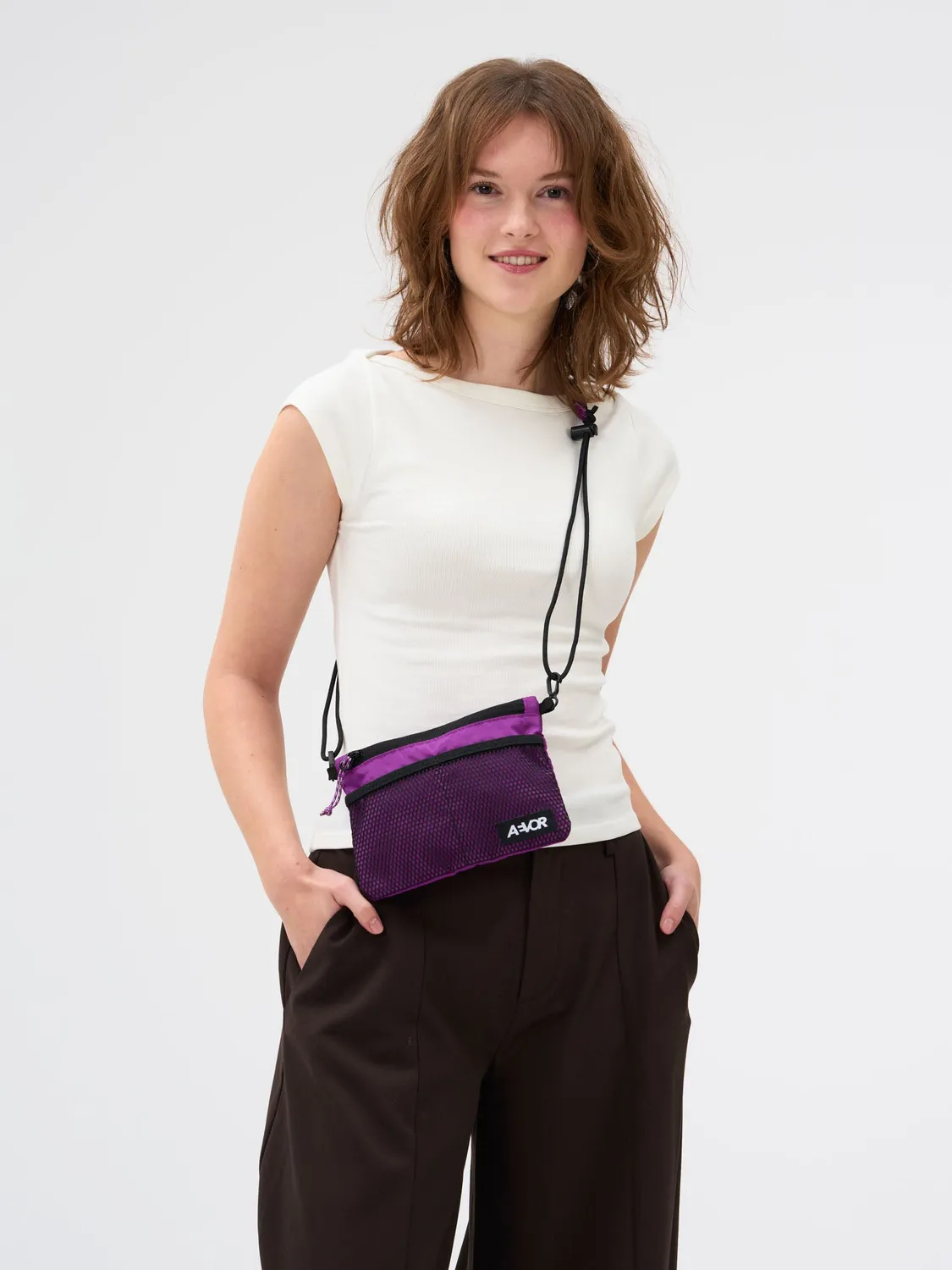 Aevor Chest Pouch brysttaske electric fuchsia