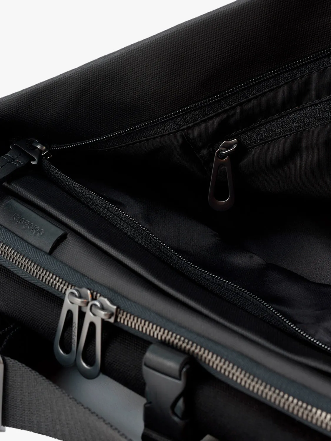 côte&ciel Riss Coated Canvas Black skuldertaske sort vandafvisende