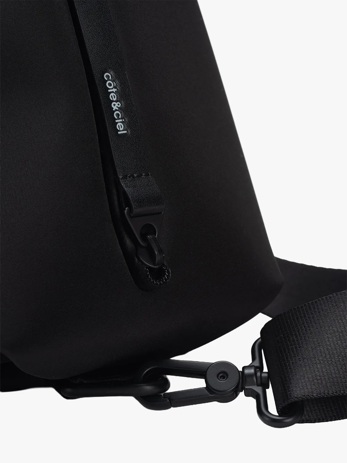 côte&ciel Ens Sleek Black crossbody taske 3,5 liter