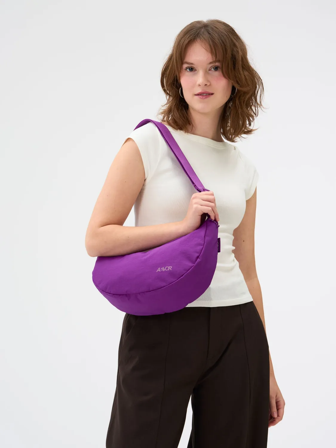 Aevor Sling Bag Small slingtaske 4 liter Electric Fuchsia