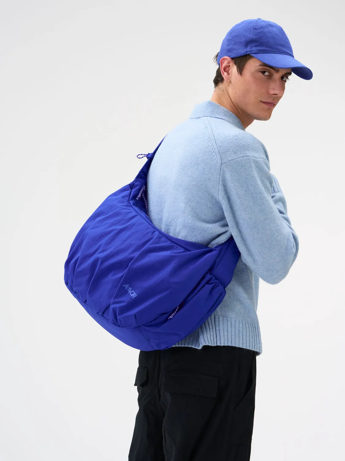 Aevor Slouchy Bag skuldertaske electric blue 23 liter