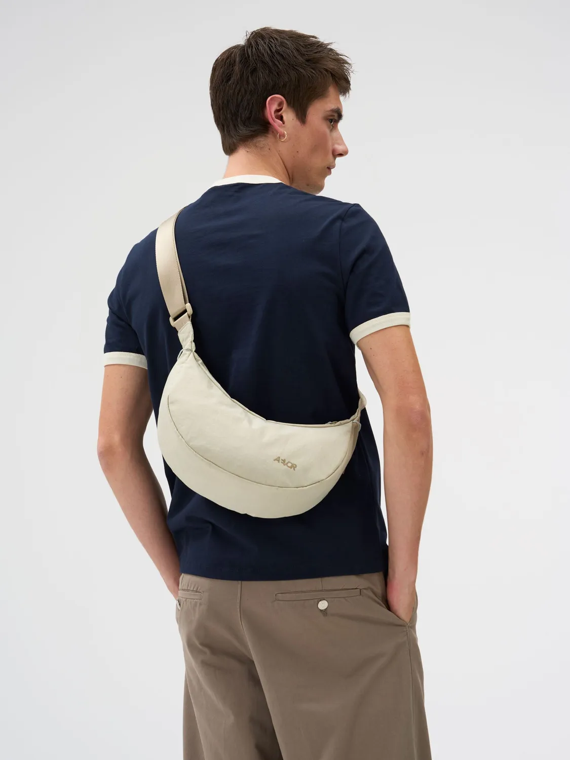 Aevor Sling Bag Small skuldertaske 4L Off-White