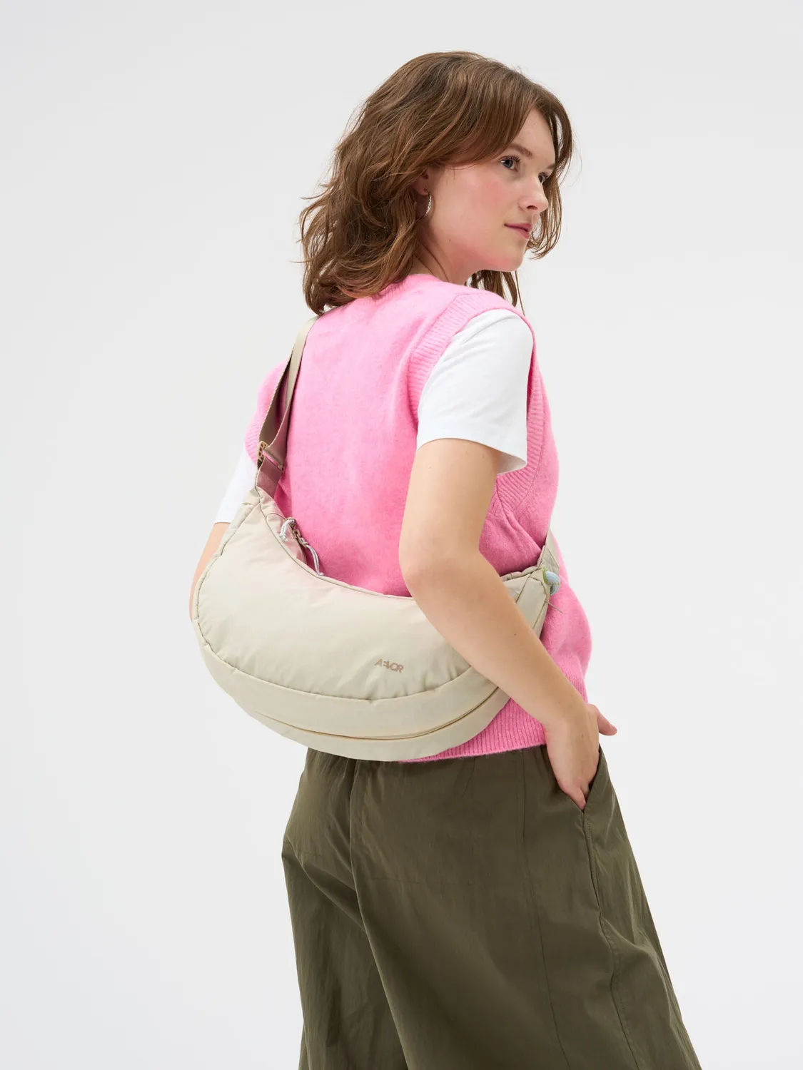 Aevor Sling Bag skuldertaske Off-White 5,5 liter udvidbar