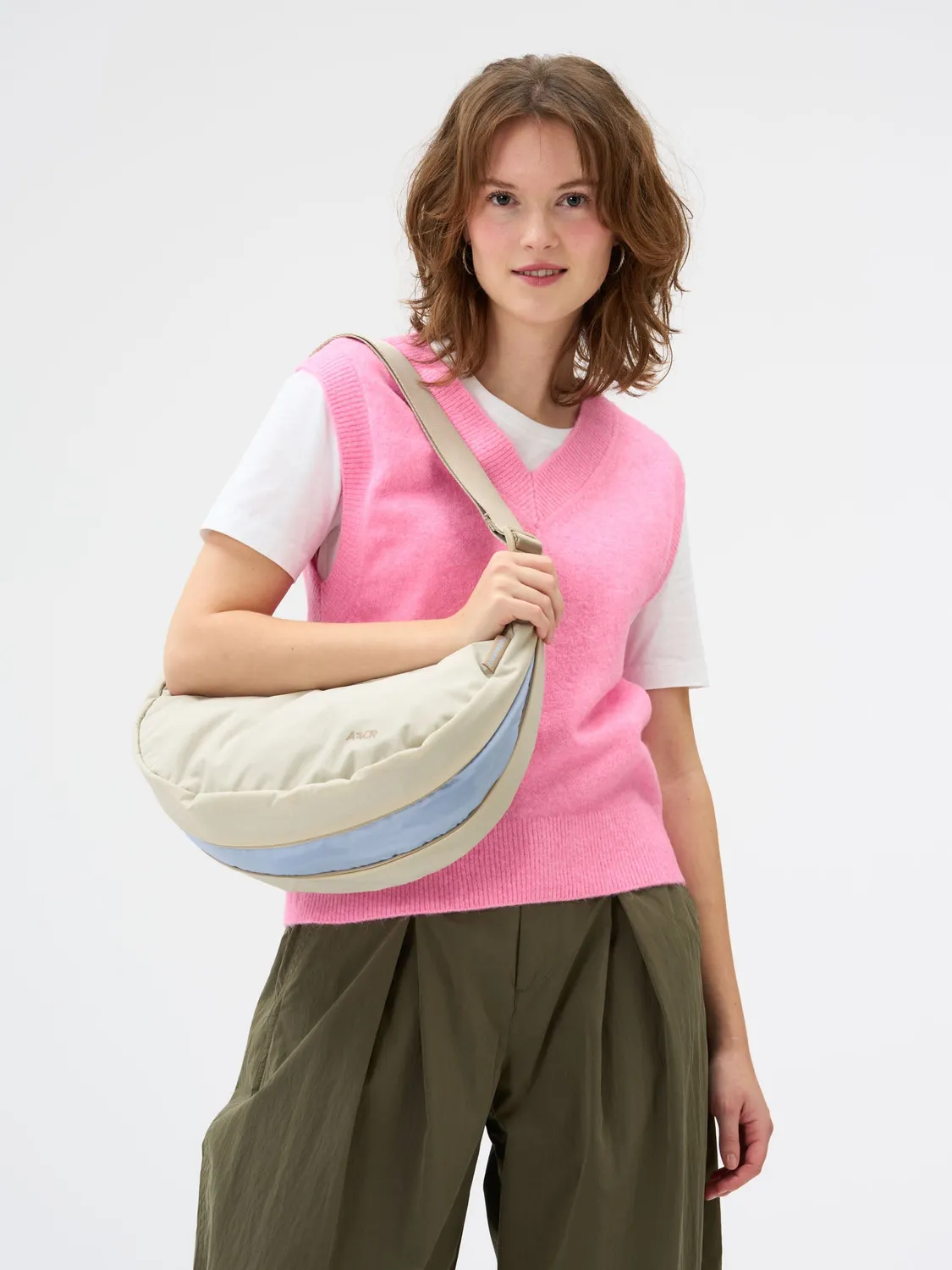 Aevor Sling Bag skuldertaske Off-White 5,5 liter udvidbar