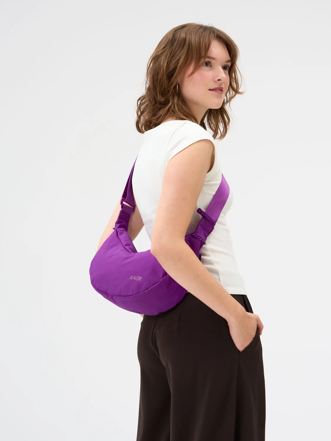 Aevor Sling Bag Small slingtaske 4 liter Electric Fuchsia