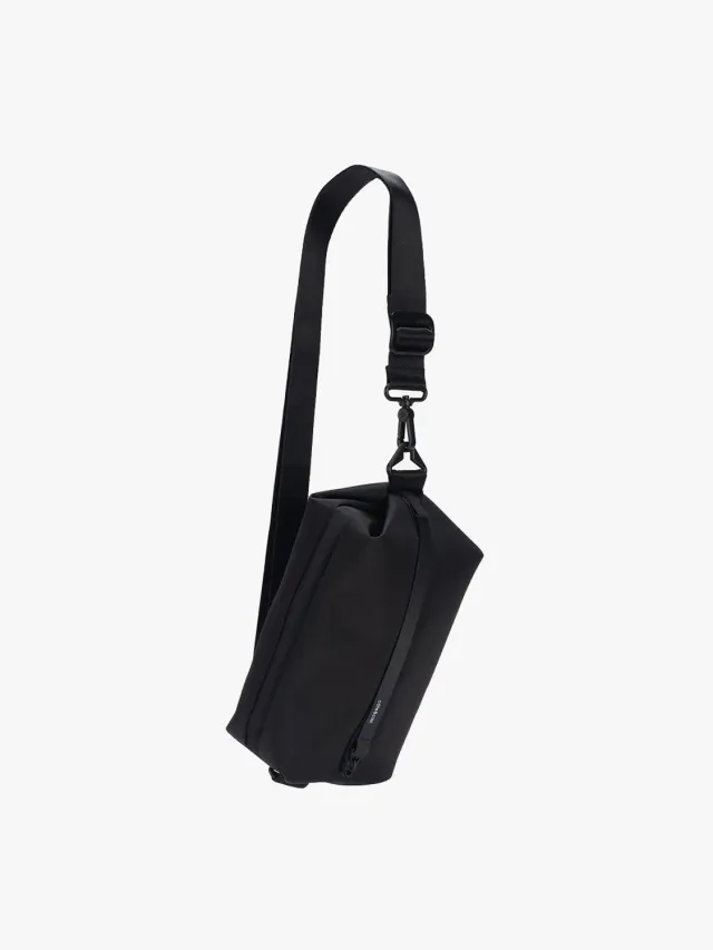 côte&ciel Ens Sleek Black crossbody taske 3,5 liter
