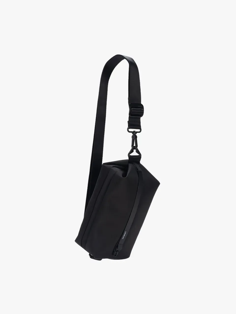 côte&ciel Ens Sleek Black crossbody taske 3,5 liter