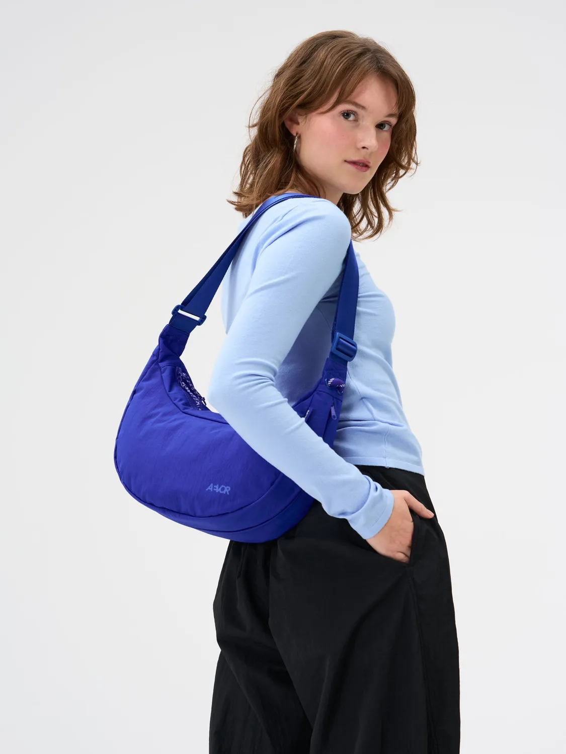 Aevor Sling Bag skuldertaske Electric Blue 5,5 liter