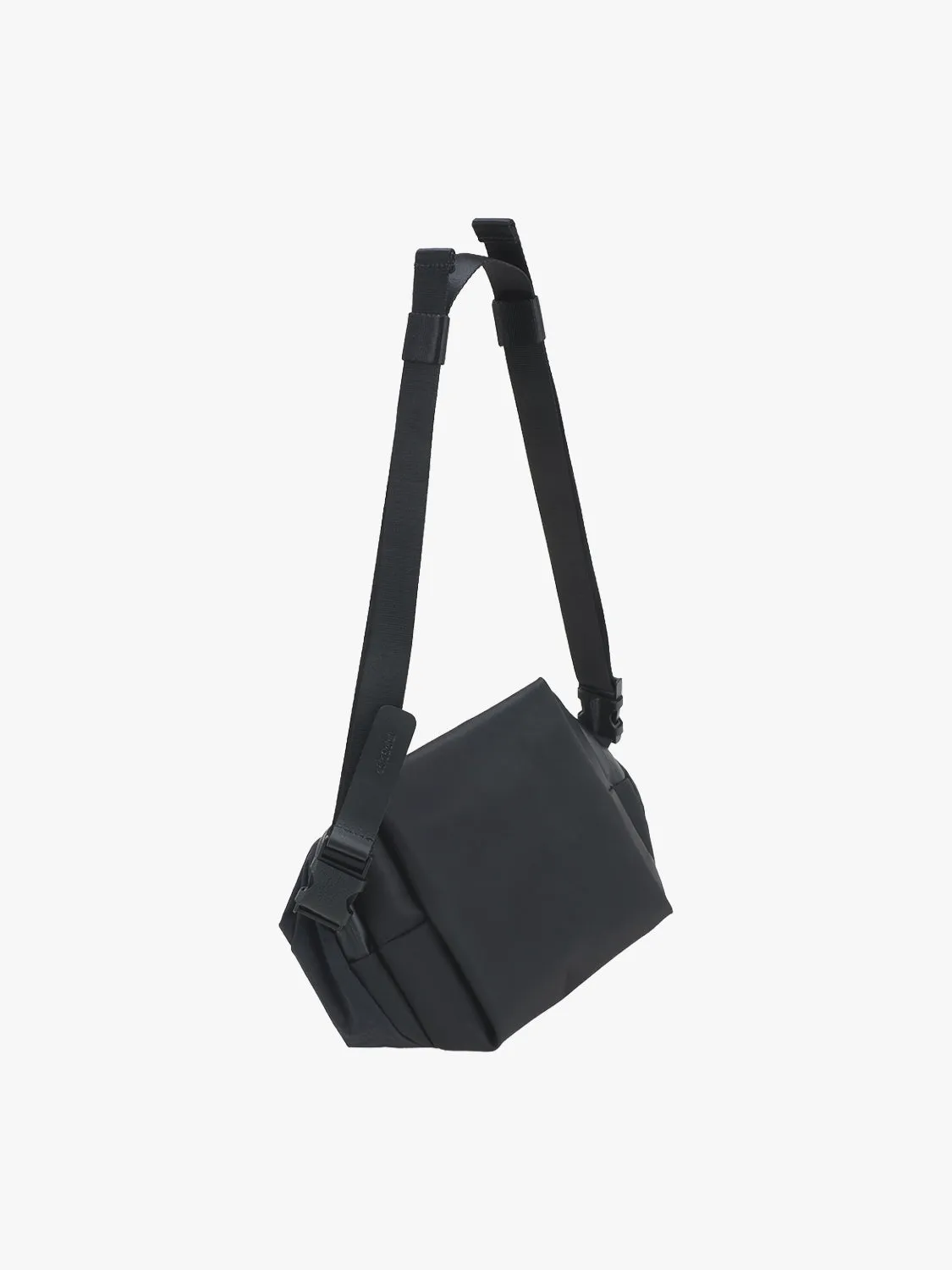 côte&ciel Neda Komatsu Onibegie bæltetaske sort 3L showerproof