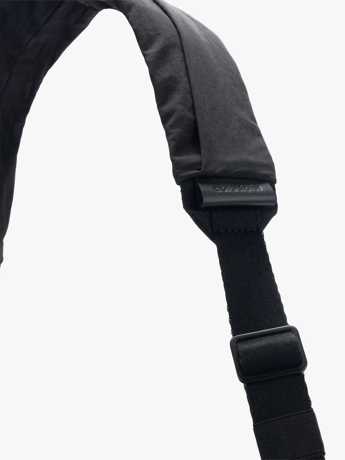 côte&ciel Orne Otra Gathered Black skuldertaske 9L