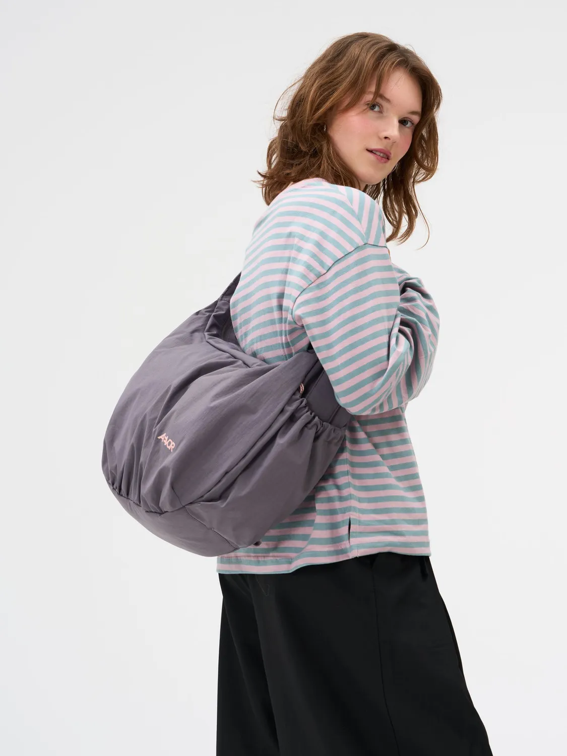 Aevor Slouchy Bag skuldertaske grå 23 liter laptop
