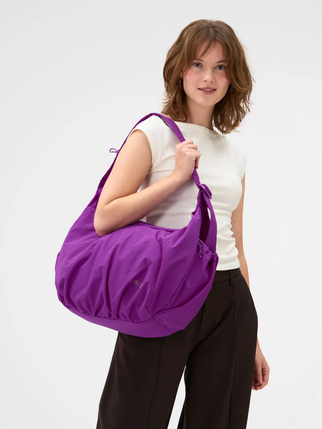 Aevor Slouchy Bag skuldertaske fuchsia 23 liter