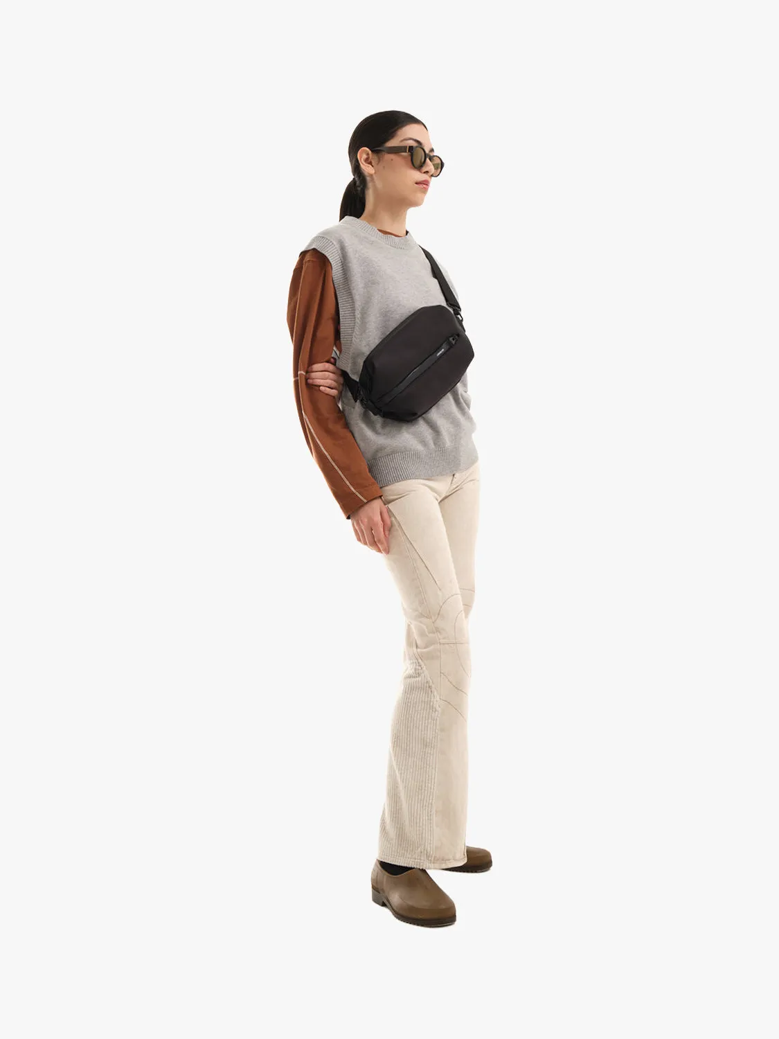 côte&ciel Ens Sleek Black crossbody taske 3,5 liter